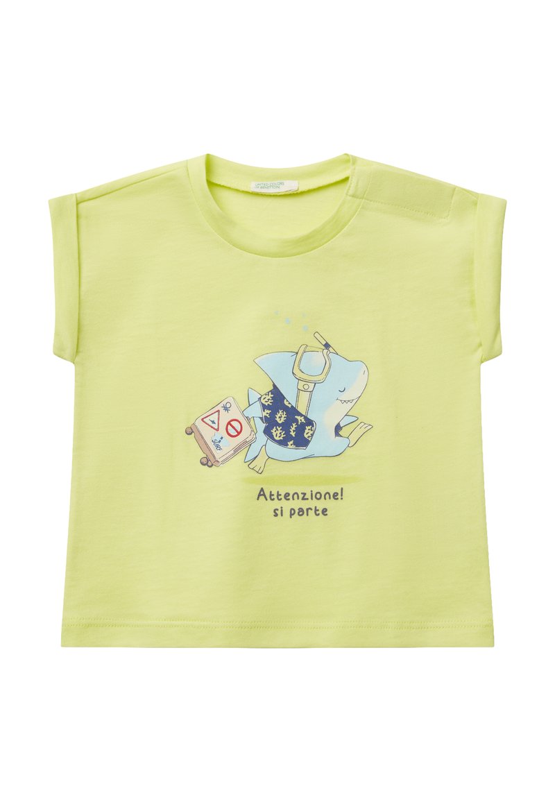T-shirt in cotone giallo chiaro con un cartone animato di uno squalo con una valigia e la scritta "Attenzione! si parte" sotto, maniche corte e colletto girocollo.