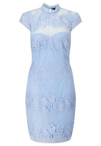 Robe fourreau en dentelle bleu clair avec un col montant en dentelle florale transparente, des manches courtes et une silhouette ajustée.