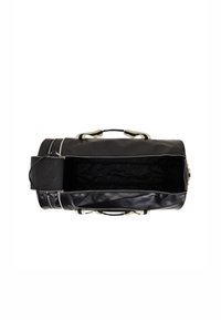 Borsa da viaggio in pelle nera con un'ampia apertura, zip argentata e manici in tessuto a strisce crema e nere. L'interno è texture.