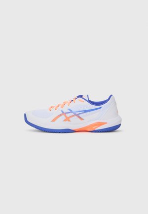 Weißer Sportschuh mit blauen und orangefarbenen Akzenten. Verfügt über ein atmungsaktives Obermaterial aus Mesh, eine strukturierte Sohle und kontrastierende Schnürsenkel. Leichtes Design.