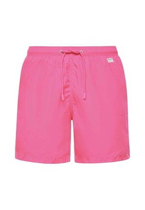 Short de bain rose vif avec taille élastique, cordon à l'avant et petite étiquette de marque blanche sur le côté droit.