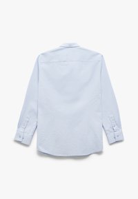 Camisa de manga larga azul claro con una textura suave, puños abotonados y un dobladillo redondeado. Presenta un sutil patrón de rayas.