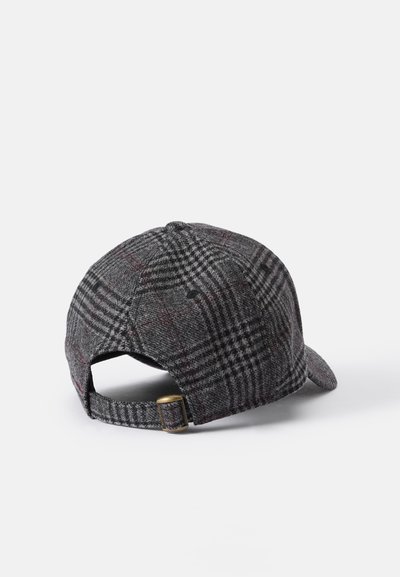 Grå rutete baseballcaps laget av teksturert stoff, med en buet skjerm og justerbar stropp med en messinglås bak.