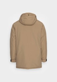 Beige zateplená zimní bunda s pevnou kapucí, elastickými manžetami s černými sponami, zobrazená zezadu na bílém pozadí.