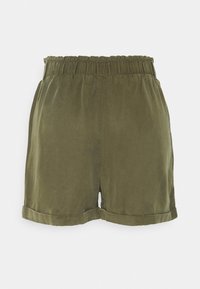 Shorts décontractés vert olive avec taille élastique et ourlets retroussés, présentés sur un fond blanc uni.