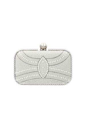Pochette blanche rectangulaire couverte de petites perles avec un grand motif central en perles ovales et un fermoir rond en perles sur le dessus.