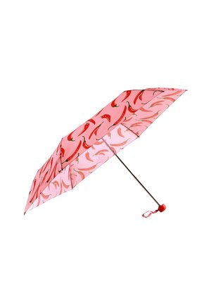 Kompakt paraply med et pink canopy udstyret med røde chilipebermønstre, sort metalramme og et rødt plastik håndtag med en håndledsrem.