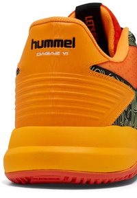 Tenisky HUMMEL DAGAZ VI mají oranžový a černý design, texturovaný syntetický svršek, polstrovaný límec a gumovou podrážku s gripovými vzory.