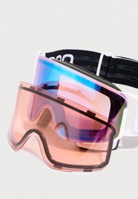 Trys slidinčių galybių, sukraustytų vienas ant kito: vienos su gradientiniu rožiniu lęšiu, vienos su mėlynu lęšiu ir vienos su veidrodiniu apdaila, visos su juodomis diržais.