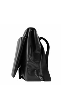 Bolso mensajero negro con un acabado texturizado y brillante, con forma estructurada, correa ajustable y cierre de solapa lateral.