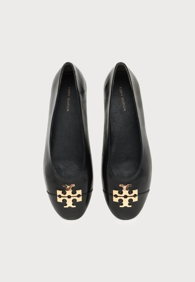 Ζευγάρι μαύρα δερμάτινα μπαλαρίνες Tory Burch με στρογγυλεμένα δάχτυλα και χρυσές διακοσμήσεις λογότυπου στο μπροστινό μέρος.