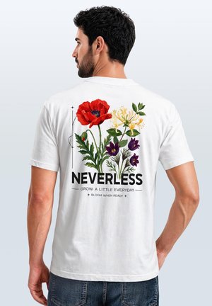 Mann mit dunklen Haaren trägt ein weißes T-Shirt mit bunten Blumen und dem Text "NEVERLESS Grow a little everyday bloom when ready" auf dem Rücken.