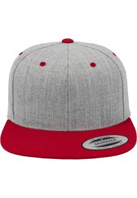 Cappellino snapback in tessuto grigio con visiera piatta rossa, otto occhielli abbinati e un'etichetta circolare sulla visiera con i dettagli del marchio.