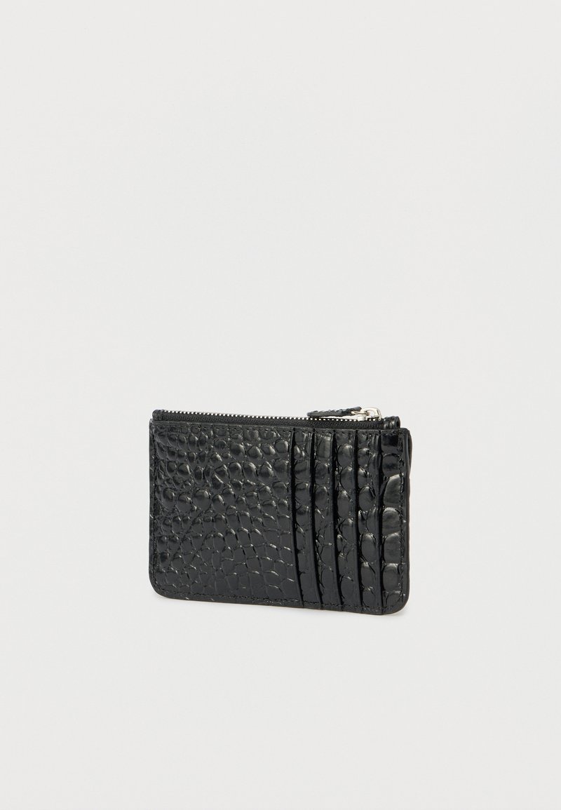 Portefeuille noir avec un motif crocodile texturé, doté d'une fermeture éclair et de plusieurs emplacements pour cartes à l'avant pour une organisation optimale.