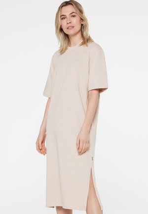 Beiges knielanges Kleid aus weichem Stoff, mit kurzen Ärmeln, runder Ausschnitt und seitlichen Schlitzen für zusätzlichen Bewegungsfreiheit.