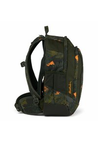 Sac à dos en tissu vert avec un imprimé d'animaux orange et de feuillage. Dispose de bretelles rembourrées, d'une poignée latérale et de plusieurs compartiments de rangement.