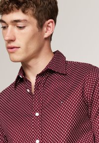 Tommy Hilfiger BRUSHED PRINT SHIRT - Camisa - rouge multi