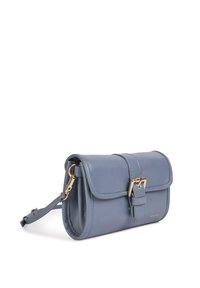 Borsa a tracolla in pelle di colore blu chiaro con chiusura a pattina e hardware dorato. Dotata di una tracolla removibile e superficie liscia.