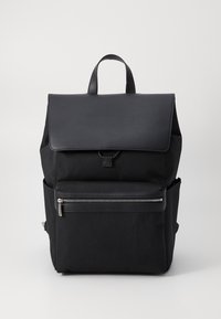 Sac à dos noir au design lisse et structuré. Il possède un rabat supérieur, une poche zippée à l'avant et deux poches latérales. Confectionné en tissu durable.