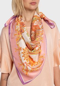 Écharpe en soie avec un motif floral et cachemire en orange et vert sur un fond rose, bordée d'accents violets et blancs.