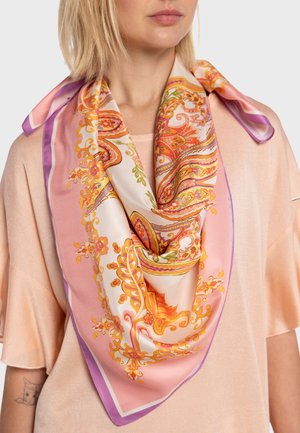 Écharpe en soie avec un motif floral et cachemire en orange et vert sur un fond rose, bordée d'accents violets et blancs.