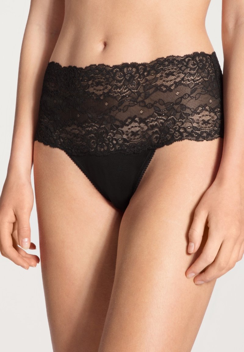 Zwarte kant en nylon damenslip met een brede kanten taille, voorzien van bloempatronen en een gladde, naadloze afwerking.