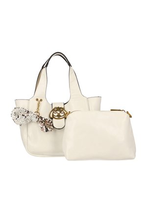 Sac à main en cuir blanc avec fermoir en forme de cœur doré, porte-clés à sequins et pochette zippée assortie à côté.