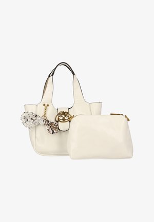 Sac à main en cuir blanc avec fermoir en forme de cœur doré, porte-clés à sequins et pochette zippée assortie à côté.