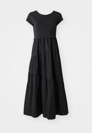 Vestido largo negro con una parte superior ajustada de manga corta y una falda de tela en capas y recogida, creando una silueta fluida.