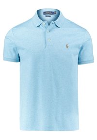 Světle modré polo tričko s klasickým límcem, dvěma knoflíky a malým vyšitým logem na levé hrudi. Měkká textilie.