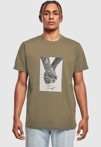 Mister Tee TRUST - Marškinėliai su spaudiniu - olive