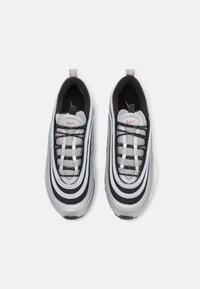 Tenisky Nike Air Max 97 s černo-bílo-stříbrným designem z nylonu a kůže, s vlnkovými akcenty a černými tkaničkami.