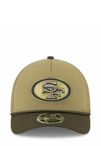 Khaki Baseballcap mit strukturiertem Design, gesticktem SF-Logo, gebogenem Schirm und Mesh-Rücken für Atmungsaktivität. Verstellbare Passform hinten.