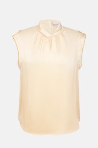 Satin ermeløs bluse i lys beige, med høy hals, subtile plisséer og knappdetaljer nær skuldrene. Jevn tekstur.