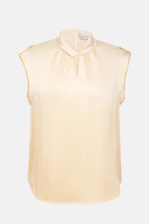 Satin ärmellose Bluse in hellem Beige, mit hohem Kragen, dezenten Falten und Knopfakzenten nahe den Schultern. Glatte Textur.