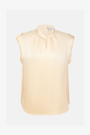 Satijnen mouwloze blouse in lichtbeige, met een hoge halslijn, subtiele plooien en knoopaccenten nabij de schouders. Gladde textuur.