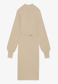 Strik a-linje kjole med lange ærmer i beige med ribbet tekstur, der har en tætsiddende talje og et metalspænde som accent ved bæltet.