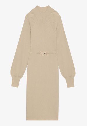 Strik a-linje kjole med lange ærmer i beige med ribbet tekstur, der har en tætsiddende talje og et metalspænde som accent ved bæltet.