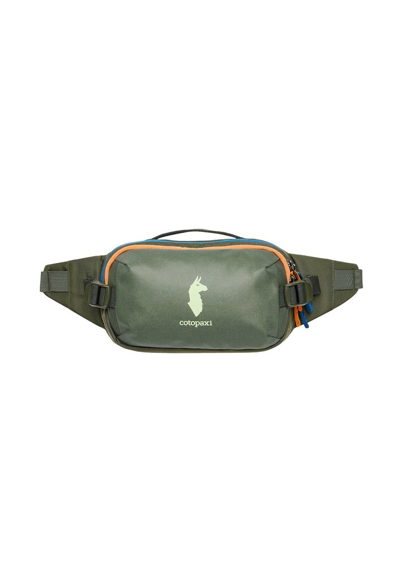 Marsupio verde con una cerniera arancione e dettagli blu. Realizzato in tessuto testurizzato, presenta il logo Cotopaxi e una tracolla regolabile.