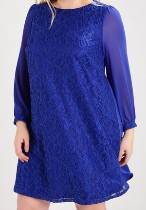 Robe en dentelle bleue avec manches longues en tissu transparent, motif floral, encolure ronde et coupe ample, avec une superposition florale texturée sur le corsage.