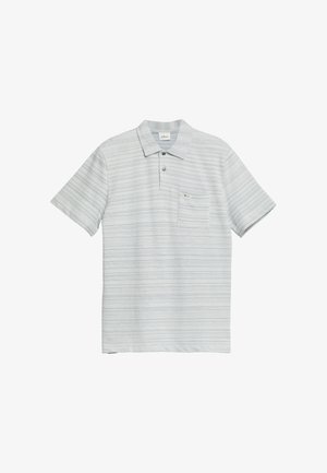 Jasnoszara koszulka polo z krótkim rękawem, cienkimi poziomymi paskami, plisą na dwa guziki i kieszenią na piersi z małą metką.