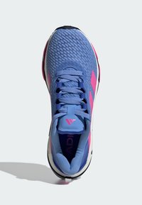 Sport schoen met een blauwe mesh bovenkant, roze accenten, een afgeronde neusvorm en textiel stof. Zwarte outsole met logodetail op de tong.