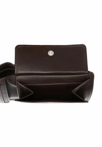 Portefeuille en cuir brun foncé ouvert, montrant un compartiment principal vide et une fermeture à bouton-pression sur le rabat.