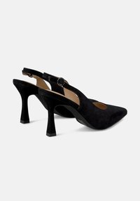 Décolleté slingback neri in suede, con punta affusolata, tacco a blocco di altezza media e cinturino regolabile con fibbia tonda.
