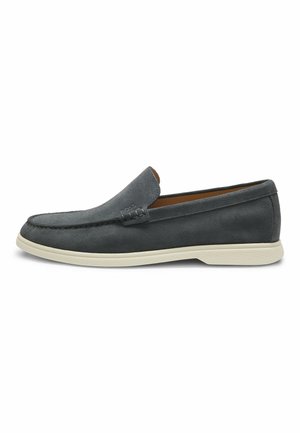 Mocassin gris en daim à enfiler avec semelle en caoutchouc blanche et détails cousus le long de l'avant et des côtés, vu de l'extérieur.