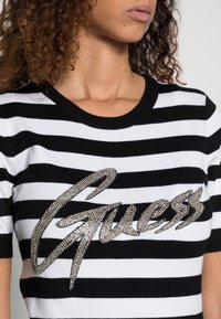 Guess ODETTA - T-shirt estampada - black and white