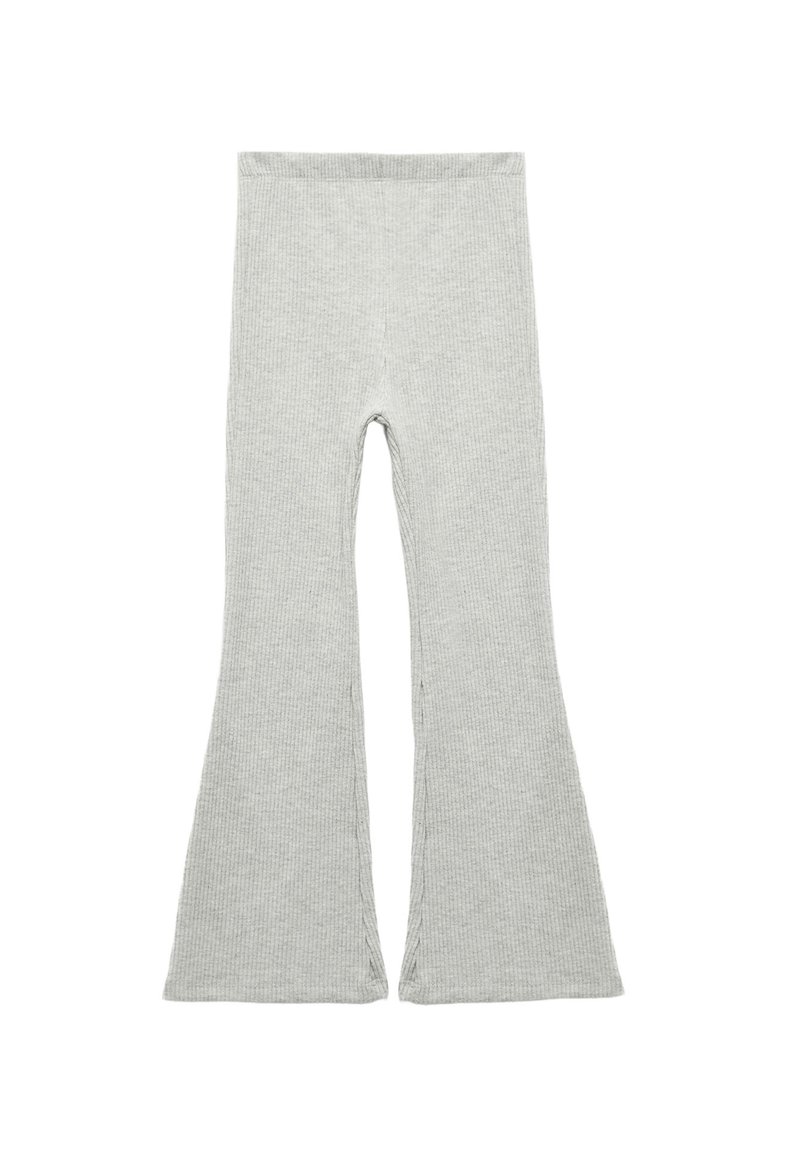 Grå ribbade utsvängda leggings har en hög midja och en texturerad yta, vilket ger en åtsittande form med en bred benöppning längst ner.
