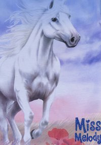 Cavallo bianco con criniera fluente su uno sfondo viola pastello; presenta accenti floreali vivaci e il testo "Miss Melody" in glitter blu.