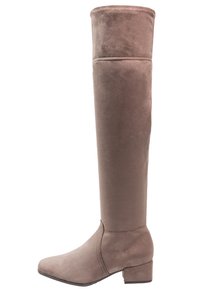 Knielange braune Wildlederstiefel mit niedrigem Blockabsatz, glatter Textur und tailliertem Design, mit einer abgerundeten Zehenpartie und Zierstichen.