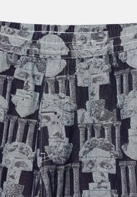 Denim tkanina s ponavljajućim uzorkom klasičnih skulptura i stupova u nijansama sive na tamnoj pozadini, s naboranim dizajnom.